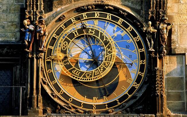 O relógio astronômico é um espetáculo à parte e tem show de hora em hora, das 9h às 21h
