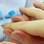 Pinte as unhas na cor desejada – a mesma do pó de flocagem escolhido. Foto: Divulgação