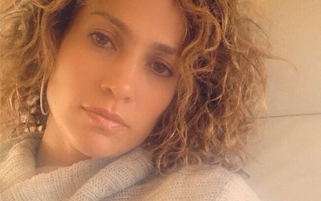 Jennifer Lopez surpreendeu ao mostrar a textura natural de seus cabelos no Instagram. Foto: Instagram