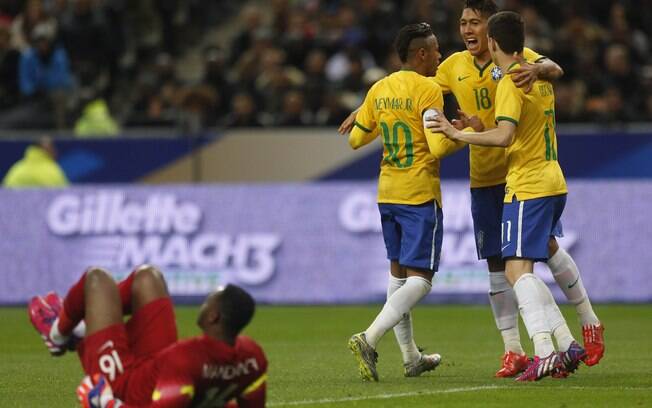 Firmino e Neymar comemoram com Oscar o gol de empate da seleção brasileira diante da França, no Stade de France. Foto: Bruno Domingos/Mowa Press