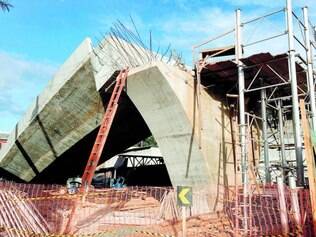 Função. Dois dos três pilares que sustentavam o viaduto se mantiveram na mesma posição (como o acima)