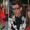 Espevitado, o stylist Brad Goreski elegeu um look nada básico. Foto: Getty Images