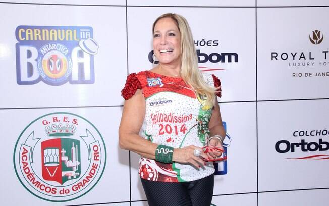 Susana Vieira era só sorrisos durante a feijoada da escola