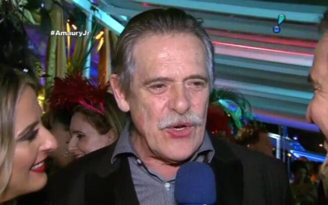 Na folia! José de Abreu exagera na dose e dá entrevista com boca suja de batom