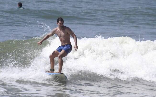 Juliano Cazarré surfa no Rio de Janeiro