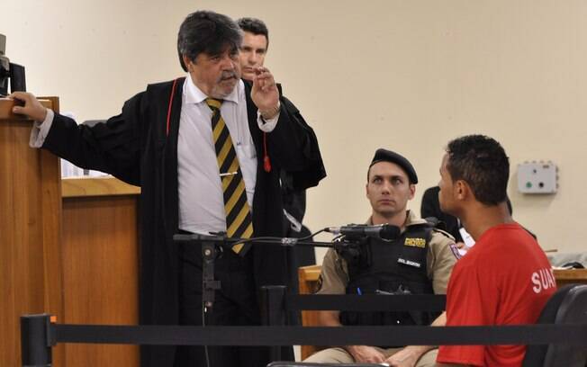 O jogador ouve a pergunta do advogado de defesa, Lúcio Adolfo, no terceiro dia de julgamento