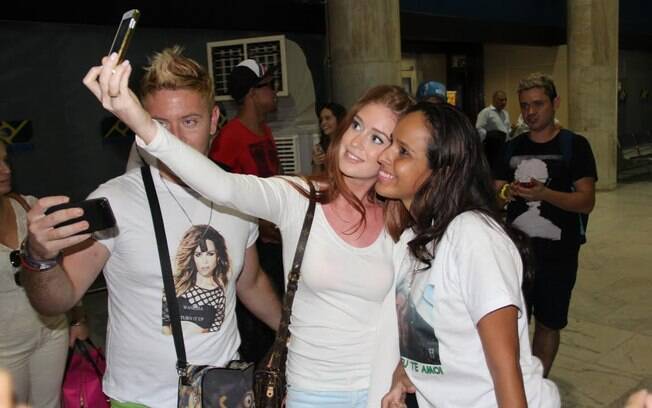 Marina Ruy Barbosa: selfie com a fã no aeroporto do Rio 