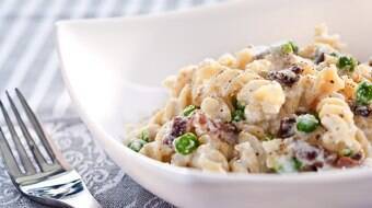 Fusilli com ricota, bacon e ervilhas