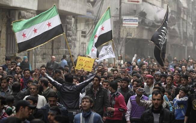 Manifestantes protestam contra Bashar al-Assad em Aleppo, na Síria (23/03)