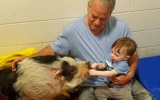 Rob e o filho cuidam de Charles
