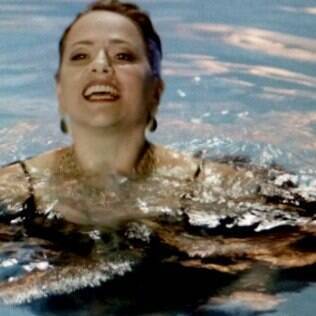 Luzia e Laerte olham Shirley na piscina