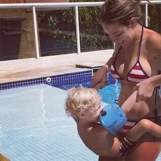 Carol Dantas brinca na piscina com Davi Lucca