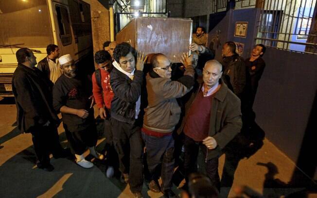 Ativistas carregam corpo de Shaimaa el-Sabagh, baleada durante protesto em Alexandria