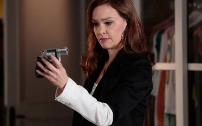Helena aparece com uma arma em casa. O que será que a mãe de Luiza está planejando?