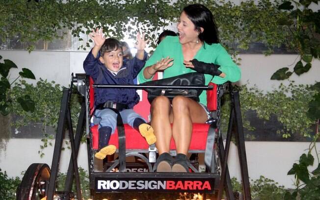 Juliana Knust se diverte com o filho em roda-gigante