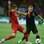 Meia Sneijder tenta se livrar da marcação do rival português. Foto: AFP