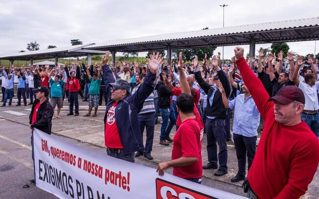 Funcionários da General Motors de São José dos Campos fazem paralisação