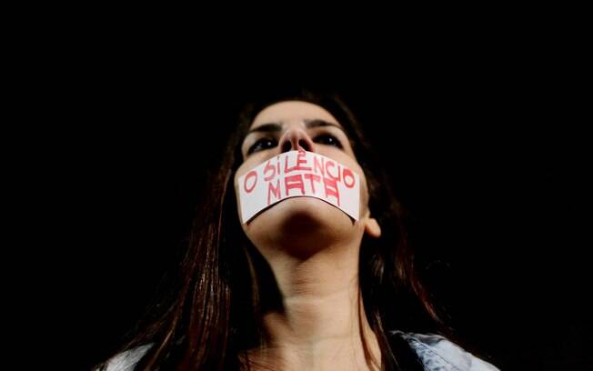 Mulher em ato contra o machismo, a violÃªncia de gÃªnero e em repÃºdio ao estupro de jovem no Rio