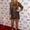 A atriz Lindsay Lohan escolheu vestido rendado preto e dourado. Para combinar, sandálias nas mesmas cores. Essa roupa cai bem em festas e coquetéis. Foto: Getty Images