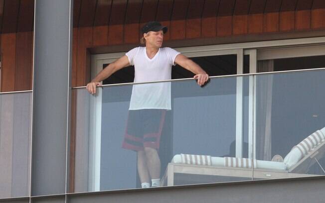 Jon Bon Jovi acena da varanda de hotel no Rio