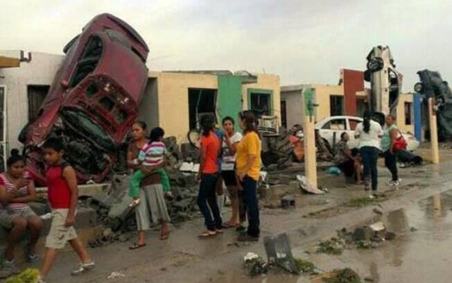 Moradores observam os estragos provocados pela passagem de um tornado na Ciudad Acuña, Norte do México