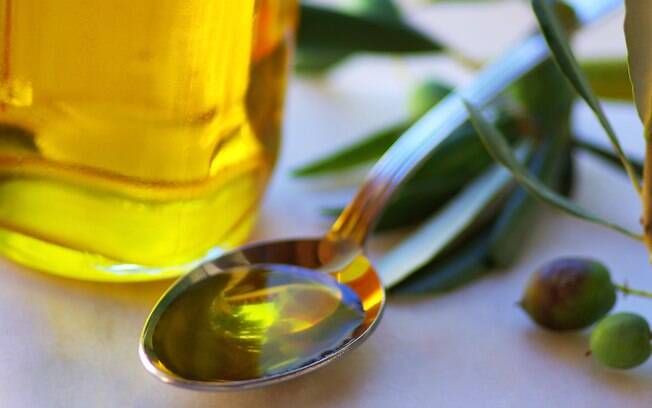 O azeite ajuda na diminuição da gordura abdominal, por promover maior oxidação dos ácidos graxos (“gordurinhas”). Foto: Getty Images