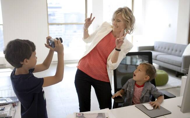 Em família: Carley Roney e os filhos no escritório da companhia que fundou com o marido