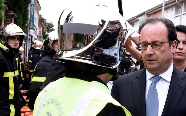O presidente François Hollande chega ao local do ataque terrorista ocorrido nas proximidades da capital francesa