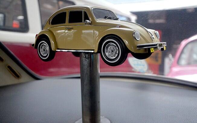 Dono deste Fusca instalou uma miniatura do próprio carro atrás do banco traseiro