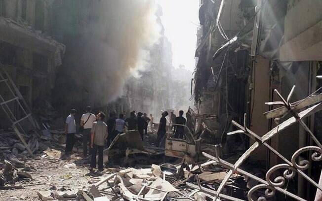 20 de junho - Caminhão-bomba foi detonado no vilarejo de Horrah, na Síria, deixando ao menos 34 mortos e 50 feridos. A autoria foi reivindicada pelo grupo Frente Islâmica. Foto: AP