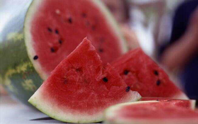 A melancia é uma fruta rica em água, ajuda na sensação de saciedade e na digestão. Foto: Getty Images