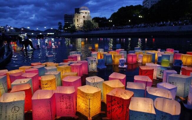 Lanternas de papel em rio em Hiroshima, Japão, relembram vítimas da bomba, na quinta-feira (6)