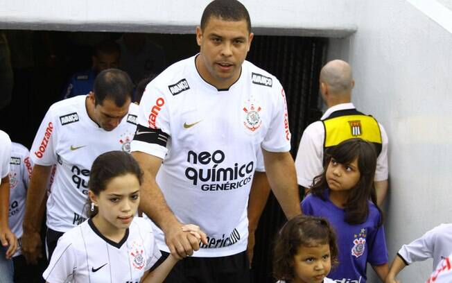 Em 2008, Ronaldo treinou e fez juras de amor ao Flamengo, mas acertou com o Corinthians, provocando a ira dos rubro-negros. Foto: Gazeta Press