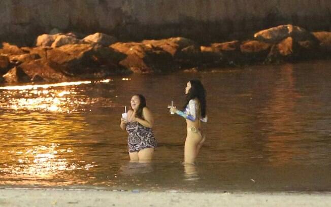 Rihanna sensualiza durante mergulho em praia imprópria para  banho no Rio
