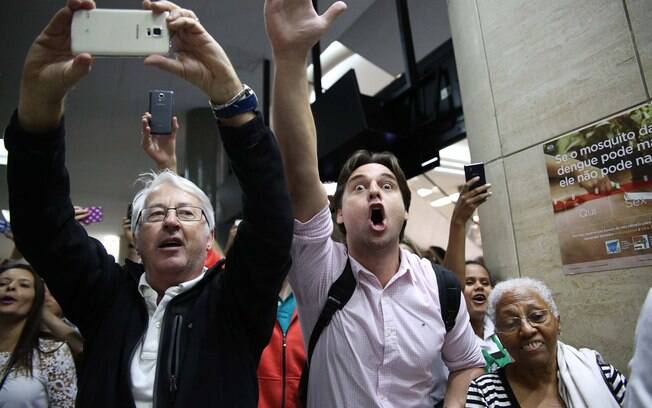 Houve muita gritaria e confusão no aeroporto, local onde o ex-presidente está prestando depoimento. Foto: Renato S. Cerqueira/Futura Press - 04.03.16