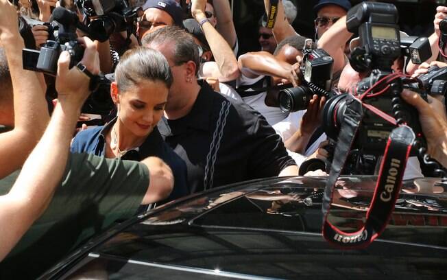 Katie Holmes: cercada por uma malta de fotógrafos