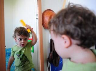 O espelho é um item importante no quarto montessoriano para que a criança possa se enxergar como um indivíduo único