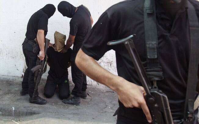 Militantes do Hamas vendam palestino suspeito de colaborar com Israel antes de executá-lo na Cidade de Gaza (22/8)