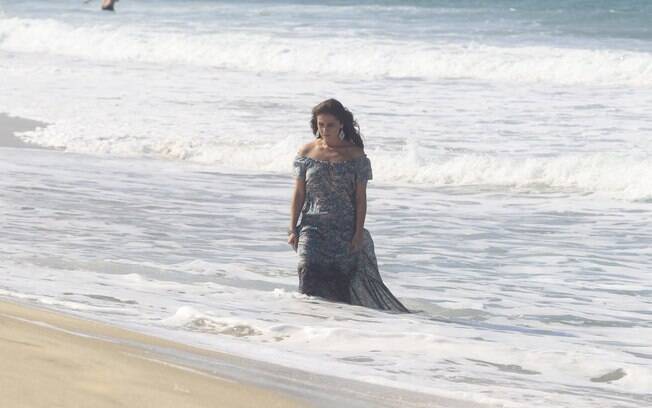 Giovanna Antonelli em gravação de Em Família na praia do Recreio, no Rio
