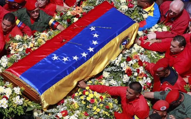 Caixão coberto pela bandeira venezuelana leva corpo do presidente Hugo Chávez durante cortejo fúnebre em Caracas (06/03)