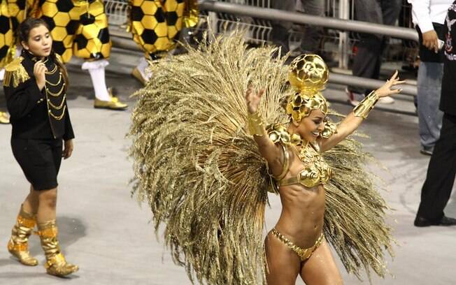 Sabrina Sato desfilou de dourado como madrinha da Gaviões da Fiel na madrugada deste domingo (2) no carnaval de São Paulo