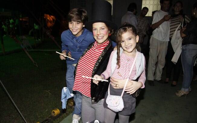 Luana Piovani com os atores mirins Mel Maia e Eduardo Simões