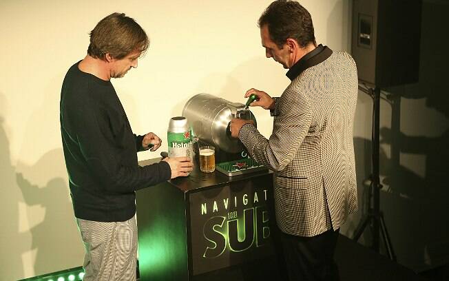 Marc Newson e François-Xavier Mahot tiram o primeiro chope da nova máquina