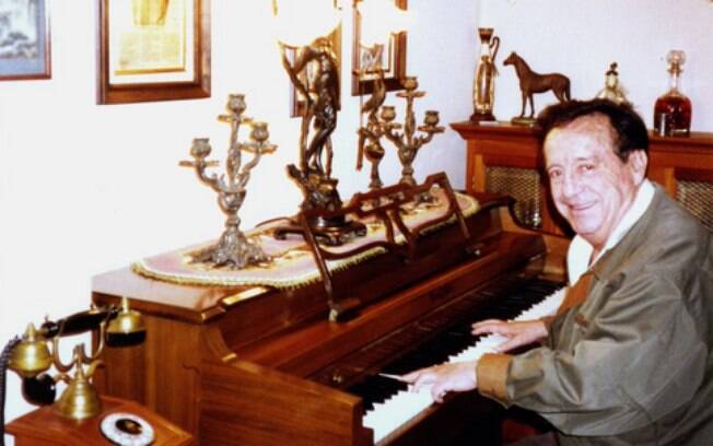 Roberto Bolaños tocando piano