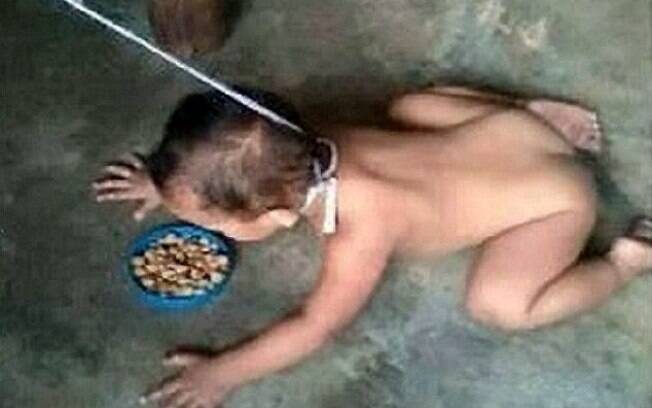Imagens mostram a criança em uma coleira