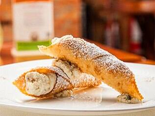 Cannoli prático com recheio de ricota e massa de pastel