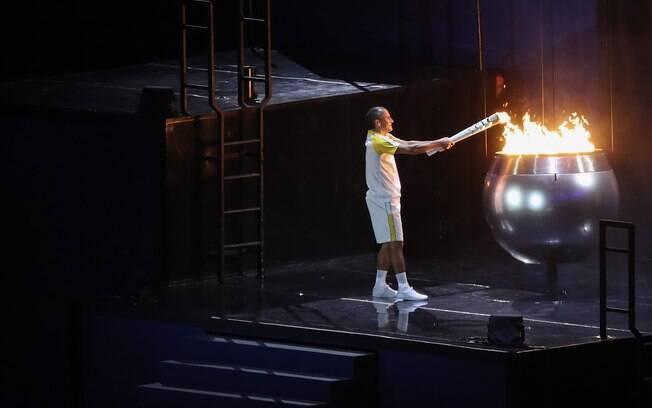Vanderlei acende a pira olímpica. Foto:  DANIEL RAMALHO/AGIF/ESTADÃO CONTEÚDO
