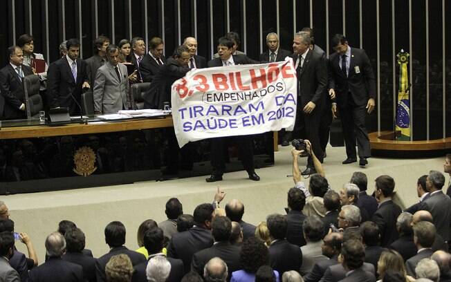 Durante votação da MP dos Portos, nesta terça, o deputado Toninho Pinheiro (PP-MG) invadiu a Mesa Diretora com uma faixa e causou tumulto