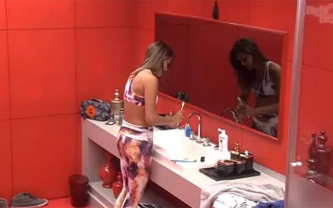 Angela critica Aline