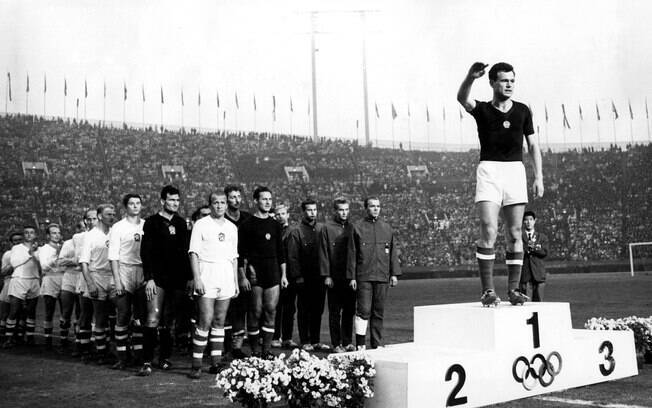 O capitão da seleção húngara recebe a medalha de ouro após vitória sobre a Tchecoslováquia